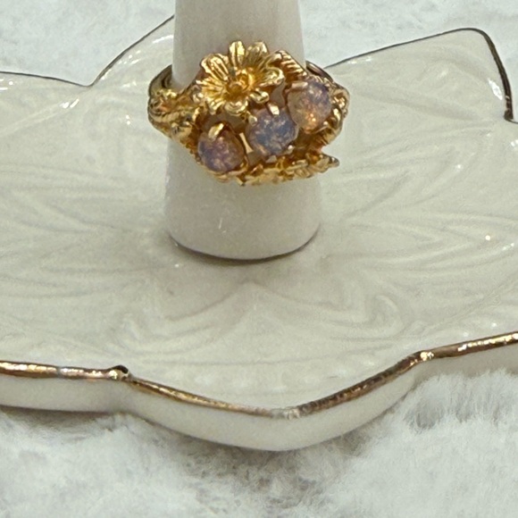 Avon Gold Ring with Floral Design and Opal Stones - Picture 2 of 10
